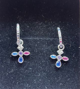Pendientes criollas con piedras y colgante cruz