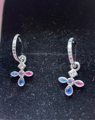 Pendientes criollas con piedras y colgante cruz