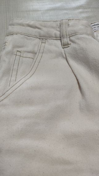 Pantalón beige Stradivarius