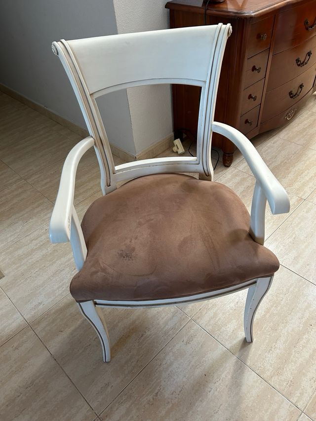 Mesa de comedor en madera de cerezo y sillas