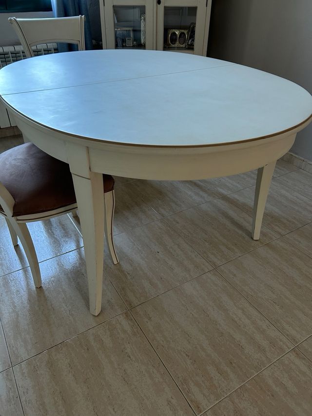 Mesa de comedor en madera de cerezo y sillas