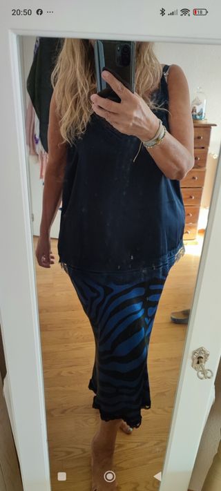 Preciosa falda de raso azul y negro
