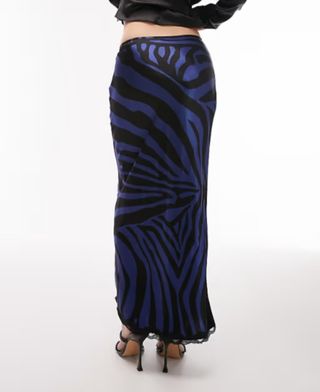 Preciosa falda de raso azul y negro