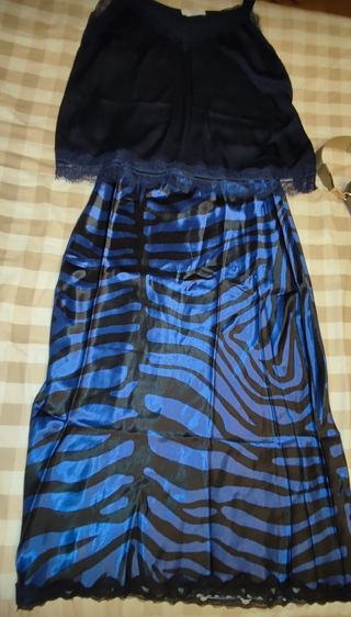 Preciosa falda de raso azul y negro