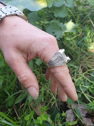 Fabrico anillos de plata personalizados
