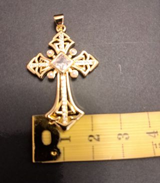 Colgante regional, con perlas y circonitas