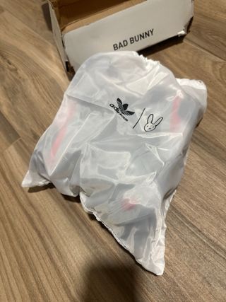 Zapatillas adidas edicion bad bunny gris  