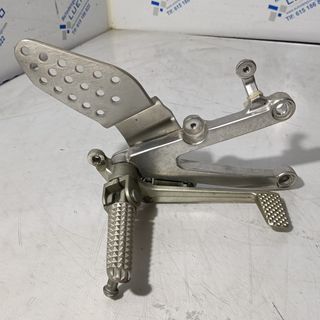 Estribera derecha Yamaha R1 2002