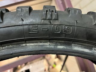Mitas E09 delantera 90/90/21