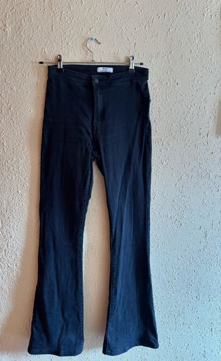 Pantalón vaquero campana.