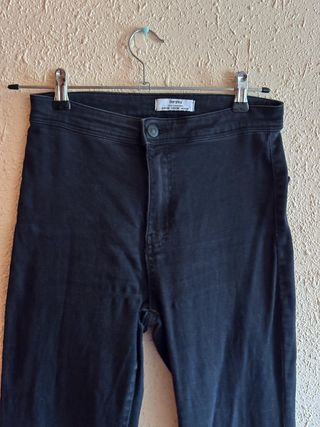 Pantalón vaquero campana.