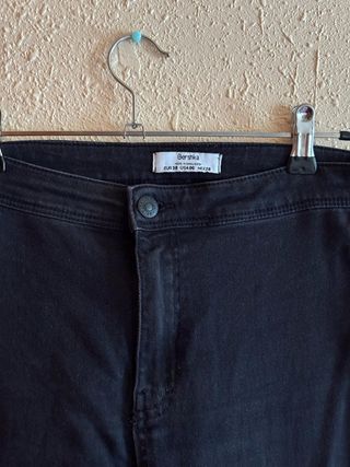 Pantalón vaquero campana.