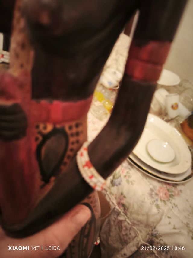 Figura de mujer africana