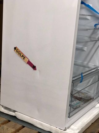 Nevera SHARP SJFTB011TXWEES Nueva con Golpe 145cm