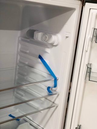 Nevera SHARP SJFTB011TXWEES Nueva con Golpe 145cm