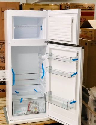 Nevera SHARP SJFTB011TXWEES Nueva con Golpe 145cm