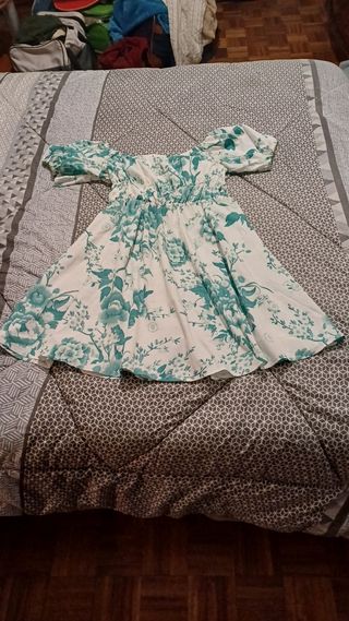 VESTIDO CORTO CON HOMBROS AL AIRE