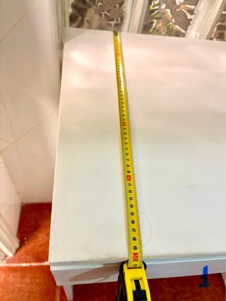 Comodino di colore bianco