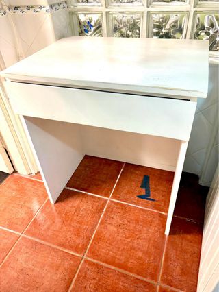 Comodino di colore bianco