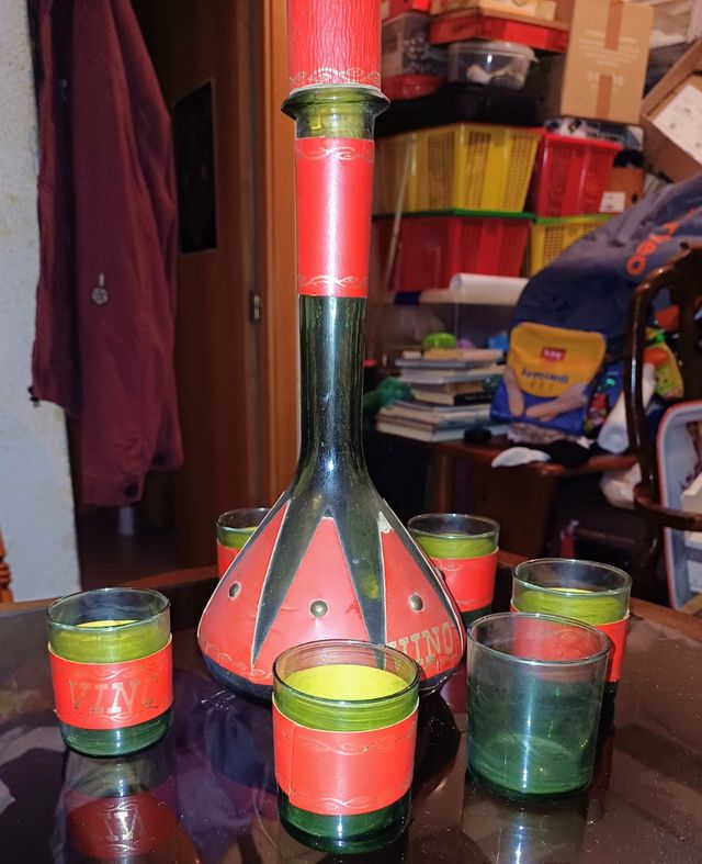 Garrafa com taças para vinho