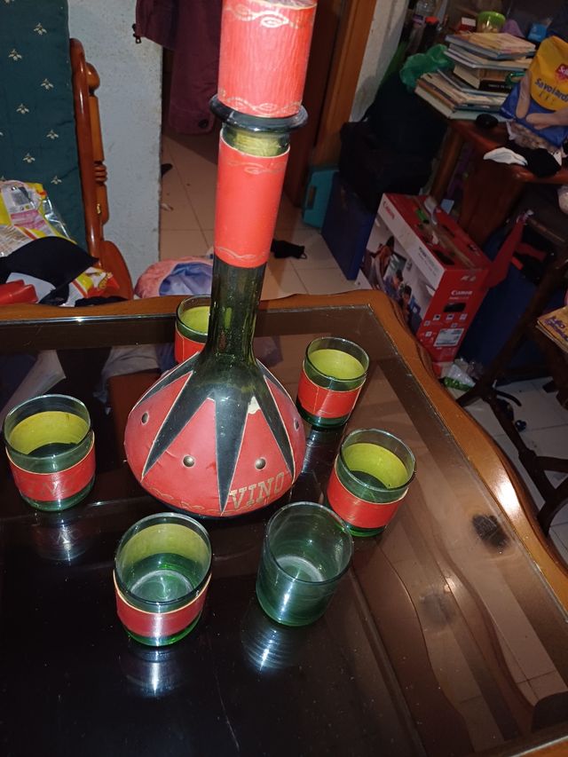 Garrafa com taças para vinho