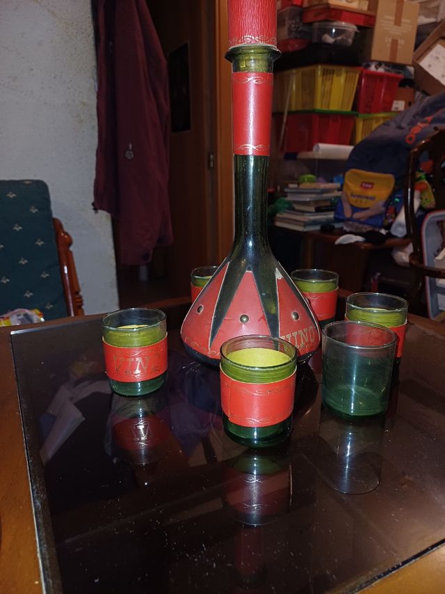 Garrafa com taças para vinho