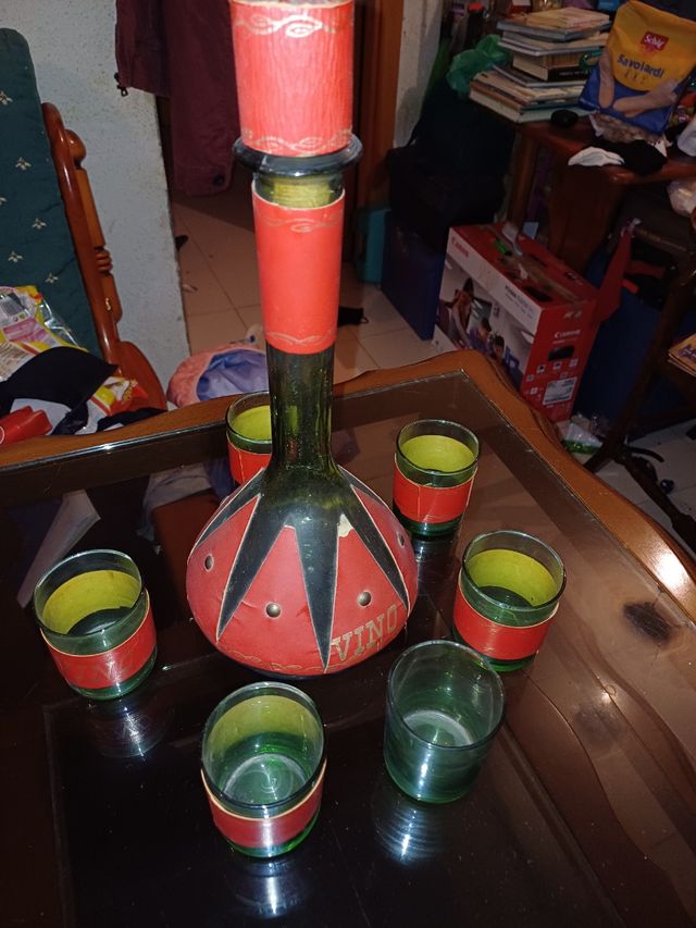 Garrafa com taças para vinho