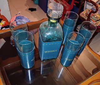 Set di bottiglie di whisky con bicchieri