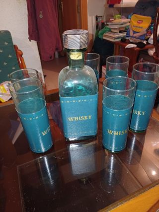 Set di bottiglie di whisky con bicchieri