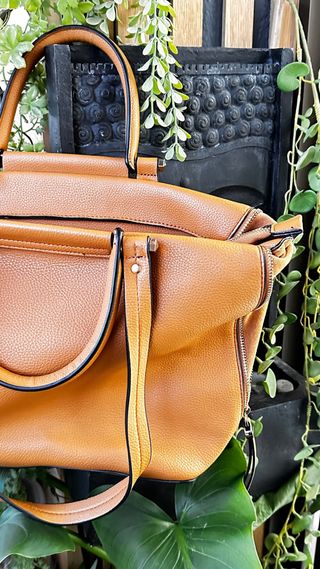 Bolso Parfois L ante combinado color camel mostaza