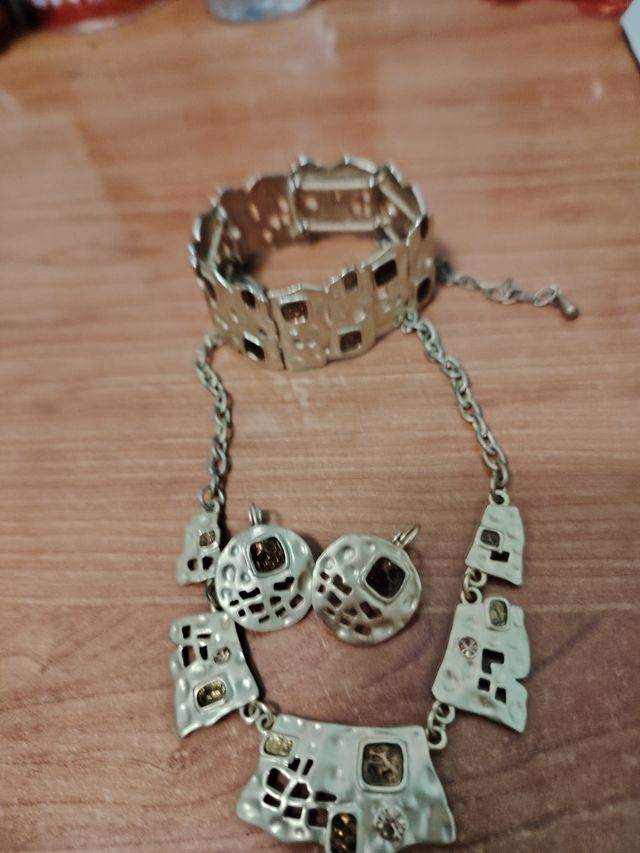 Gargantilla pendientes y pulsera