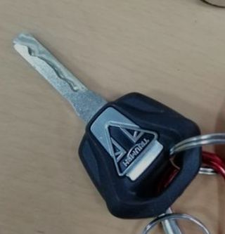 abre baul GIVI con llave contacto moto