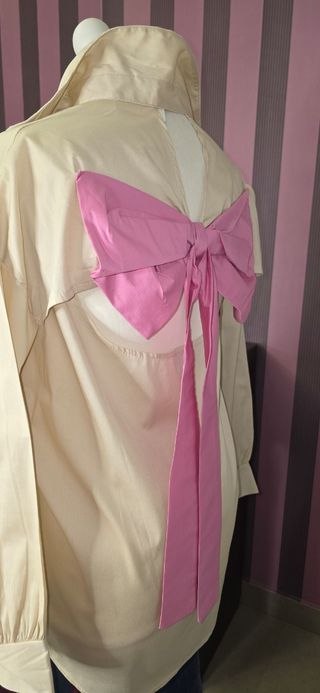 Camisa beige lazo grande rosa en espalda