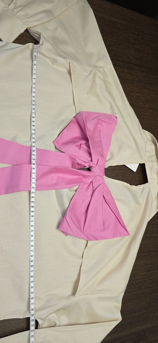 Camisa beige lazo grande rosa en espalda