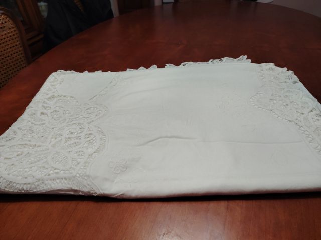 Manteleria blanca bordada y puntilla