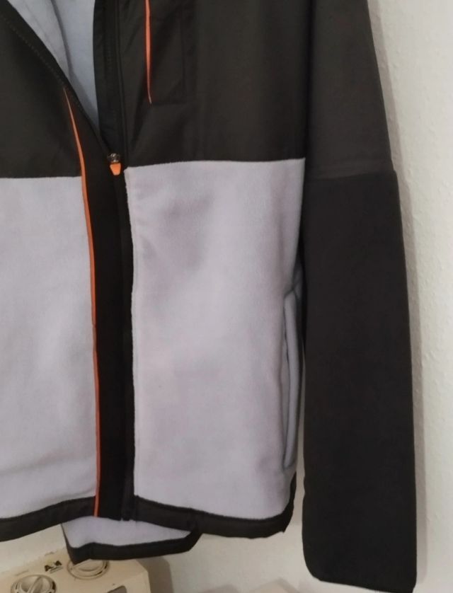 Chaqueta cortavientos oficial Intel