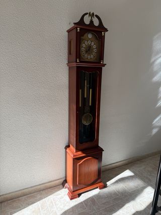 Conjunto muebles mesa salon sillas y reloj.