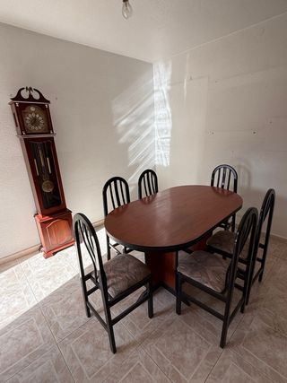 Conjunto muebles mesa salon sillas y reloj.