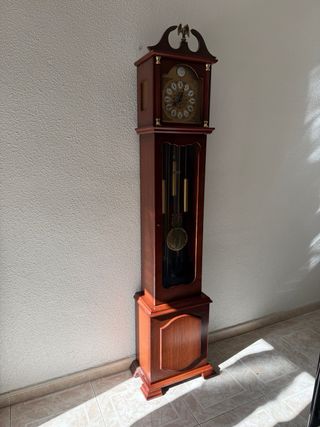 Conjunto muebles mesa salon sillas y reloj.