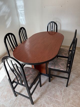 Conjunto muebles mesa salon sillas y reloj.