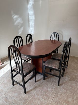 Conjunto muebles mesa salon sillas y reloj.