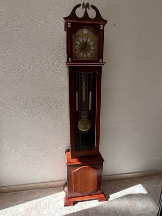 Conjunto muebles mesa salon sillas y reloj.