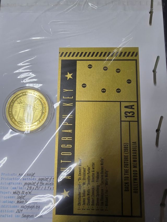 Guion Regreso al Futuro con autógrafos y moneda