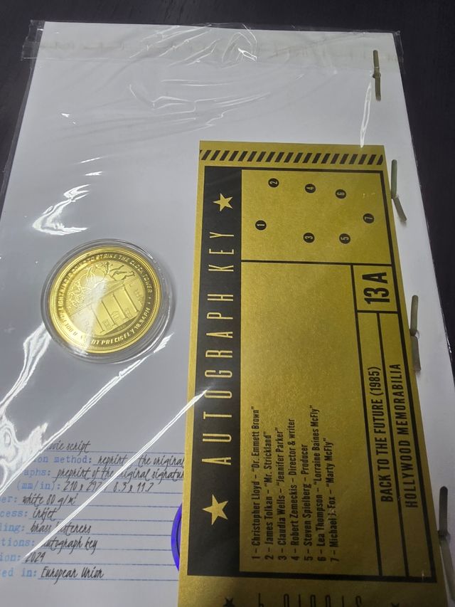 Guion Regreso al Futuro con autógrafos y moneda