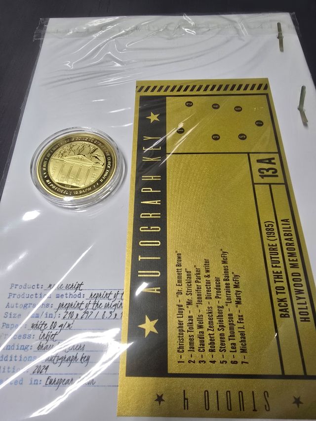 Guion Regreso al Futuro con autógrafos y moneda
