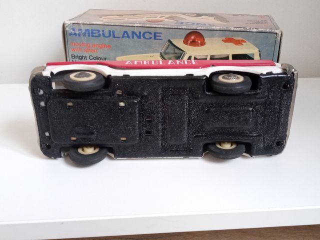 Coche antiguo fricción ambulancia MF