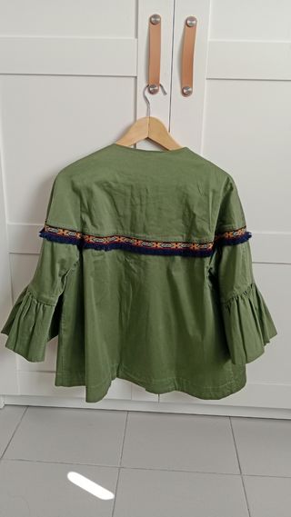 Chaqueta verde con adorno azteca