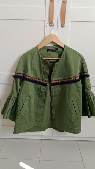 Chaqueta verde con adorno azteca