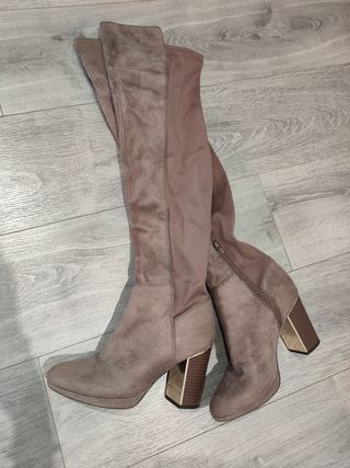 Botas altas ante Anna Field 
