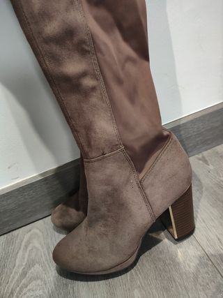 Botas altas ante Anna Field 
